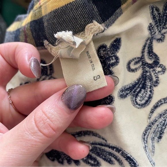 Gimmicks by BKE Plaid Flannel Lace Embroidered Distressed Button-Down Shirt Sz S - Picture 11 of 12